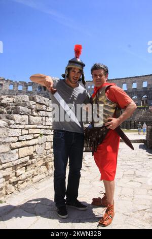 14.06.2013: Pola, Croazia. Stjepan Hauser, membro della band celista 2Cellos in anfiteatro fotografato con il soldato romano. 2Cellos si esibirà in Arena il 7th luglio. Foto: Dusko Marusic/PIXSELL Foto Stock