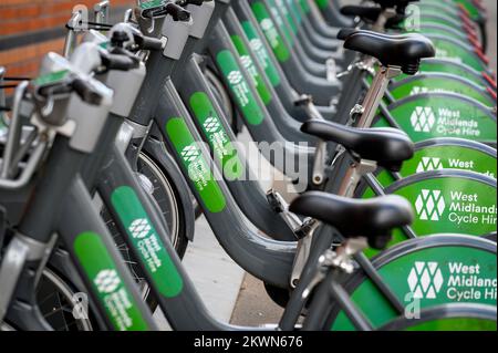 EBikes per noleggio come parte del sistema di noleggio West Midlands a Birmingham, Inghilterra. Foto Stock