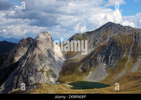 Obstansersee Hütte (rifugio), lago alpino. Rosskopf montagna di picco. Sentiero Carnico. Austria. Europa. Foto Stock