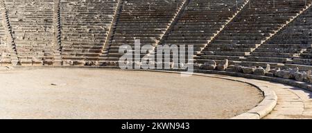 Epidauros, Grecia - 9 novembre, 2022: Vista panoramica dell'antico teatro di Epidauros nel sud della Grecia Foto Stock