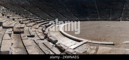 Epidauros, Grecia - 9 novembre, 2022: Vista panoramica dell'antico teatro di Epidauros nel sud della Grecia Foto Stock