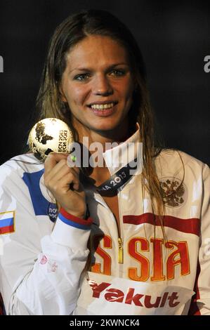 Efimova Yuliya, dalla Russia, medaglia d'oro alla cerimonia della Vittoria Finalista delle Donne Breastrocke 200m. Foto: Pau Barrena/HaloPix/PIXSELL Foto Stock