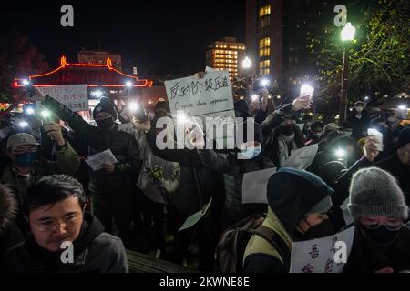 San Francisco, Stati Uniti. 29th Nov 2022. I manifestanti tengono il telefono e accendono le loro luci lampeggianti durante una dimostrazione. La popolazione cinese ha protestato contro le restrizioni anti-virus dal novembre 2022. Un sacco di persone in Cina ha marciato per le strade con documenti bianchi per richiedere facilità nelle regole covide e ha chiesto che il leader di quel paese si dimetta. La protesta è stata chiamata la 'rivoluzione del A4?. Centinaia di persone hanno partecipato a una manifestazione a sostegno dei manifestanti in Cina a Portsmouth Square a San Francisco. Credit: SOPA Images Limited/Alamy Live News Foto Stock