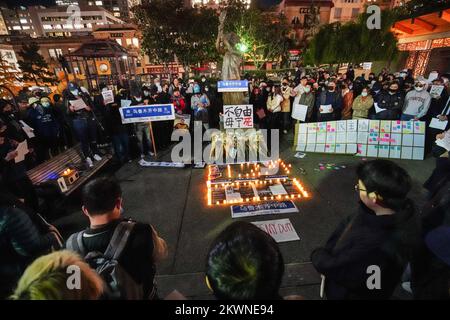 San Francisco, Stati Uniti. 29th Nov 2022. Una visione generale della dimostrazione. La popolazione cinese ha protestato contro le restrizioni anti-virus dal novembre 2022. Un sacco di persone in Cina ha marciato per le strade con documenti bianchi per richiedere facilità nelle regole covide e ha chiesto che il leader di quel paese si dimetta. La protesta è stata chiamata la 'rivoluzione del A4?. Centinaia di persone hanno partecipato a una manifestazione a sostegno dei manifestanti in Cina a Portsmouth Square a San Francisco. Credit: SOPA Images Limited/Alamy Live News Foto Stock