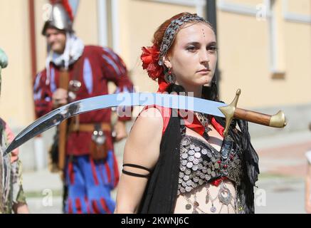 31.08.2013., Koprivnica,Croazia - terzo giorno del Festival del Rinascimento , manifestazione turistica ed educativa (evento storico), che si basa su fatti storici di tempi passati, Ma il recente postula tale complessa megamaniforestazione come quelli applicabili nell'organizzazione di eventi del suo genere in Europa Occidentale.Renaissance festival riunisce circa 1000 partecipanti in costume originale da casa e all'estero. Il tema di questo festival è la birra - i visitatori potranno vedere il processo di produzione della birra in modo medievale e potranno gustare il magico elisir di luppolo e ortiche. P Foto Stock