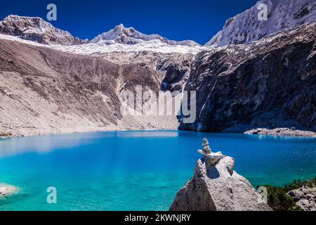 lago 69 n Cordillera Blanca con le Ande innevate, Ancash, Perù Foto Stock