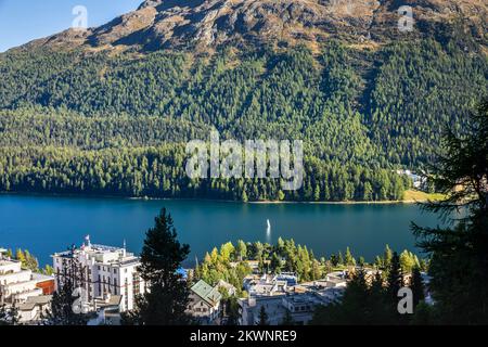 Navigazione sul lago di St Moritz, vista sull'Engadina, Graubunden, Svizzera Foto Stock