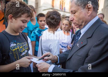 Di fronte al Palazzo del Rettore Jean Todt ha visitato l'evento "FIA Action for Road Safety". Ha partecipato i membri dell'Automobile Club Dubrovnik Racing e i ragazzi della città che hanno gareggiato nell'area di allenamento con le biciclette. L'intera operazione è stata sostenuta dal presidente della FIA Jean Todt e dai presidenti dell'organizzazione automobilistica mondiale, nonché dal sindaco Andro Vlohusic. Foto Stock