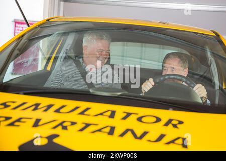 Di fronte al Palazzo del Rettore Jean Todt ha visitato l'evento "FIA Action for Road Safety". Ha partecipato i membri dell'Automobile Club Dubrovnik Racing e i ragazzi della città che hanno gareggiato nell'area di allenamento con le biciclette. L'intera operazione è stata sostenuta dal presidente della FIA Jean Todt e dai presidenti dell'organizzazione automobilistica mondiale, nonché dal sindaco Andro Vlohusic. Jean Todt e il sindaco Andro Vlachusic hanno provato un simulatore di auto rolling. Foto Stock