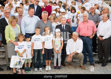 Di fronte al Palazzo del Rettore Jean Todt ha visitato l'evento "FIA Action for Road Safety". Ha partecipato i membri dell'Automobile Club Dubrovnik Racing e i ragazzi della città che hanno gareggiato nell'area di allenamento con le biciclette. L'intera operazione è stata sostenuta dal presidente della FIA Jean Todt e dai presidenti dell'organizzazione automobilistica mondiale, nonché dal sindaco Andro Vlohusic. Foto Stock