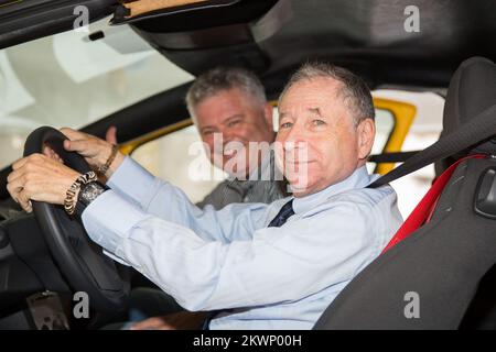 Di fronte al Palazzo del Rettore Jean Todt ha visitato l'evento "FIA Action for Road Safety". Ha partecipato i membri dell'Automobile Club Dubrovnik Racing e i ragazzi della città che hanno gareggiato nell'area di allenamento con le biciclette. L'intera operazione è stata sostenuta dal presidente della FIA Jean Todt e dai presidenti dell'organizzazione automobilistica mondiale, nonché dal sindaco Andro Vlohusic. Jean Todt e il sindaco Andro Vlachusic hanno provato un simulatore di auto rolling. Foto Stock