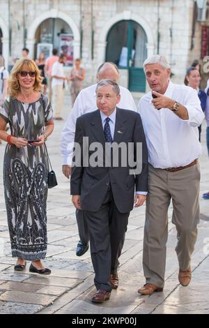 Di fronte al Palazzo del Rettore Jean Todt ha visitato l'evento "FIA Action for Road Safety". Ha partecipato i membri dell'Automobile Club Dubrovnik Racing e i ragazzi della città che hanno gareggiato nell'area di allenamento con le biciclette. L'intera operazione è stata sostenuta dal presidente della FIA Jean Todt e dai presidenti dell'organizzazione automobilistica mondiale, nonché dal sindaco Andro Vlohusic. Jean Todt con Zrinko Gregurek, membro del FIA World Motor Sport Council (WMSC) Foto Stock