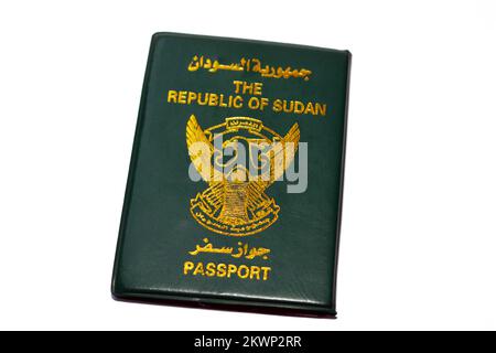 Il passaporto della Repubblica del Sudan con un falco dorato al centro della copertina, focus selettivo dell'identità sudanese del passaporto di uso del Sudan del Nord Foto Stock