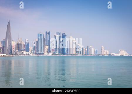 Vista dello skyline della Corniche in una giornata blu limpida a Doha, Qatar. Foto Stock