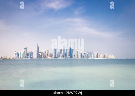 Vista dello skyline di Doha, Qatar, in una giornata di sole. Foto Stock