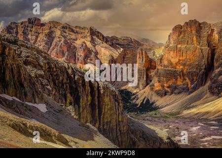 Pinnacoli del Monte Pelmo, del Civetta e delle Dolomiti in sudtirolo nei pressi di Cortina d'Ampezzo Foto Stock