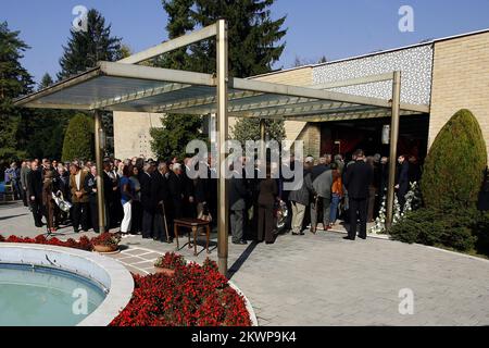 26.10.2013., Belgrado, Serbia - Jovanka Broz, ex First Lady of Yugoslavia e vedova di Tito, è sepolta dopo la morte di insufficienza cardiaca all'inizio di questo mese. Jovanka Broz morì di insufficienza cardiaca in un ospedale di Belgrado il 20 ottobre, all'età di 88 anni. Migliaia di lutto, molti provenienti da altre ex repubbliche jugoslave, hanno dato a Broz un saluto finale mentre la sua bara, ricoperta di fiori rossi, è stata trasportata nel complesso della 'Casa dei Fiori' dove è stata sepolta accanto al marito. Foto: STR-5687/PIXSELL Foto Stock