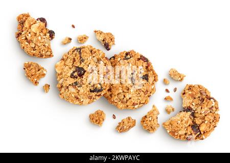 Biscotto di granola isolato su fondo bianco con profondità di campo completa. Vista dall'alto. Giacitura piatta. Foto Stock