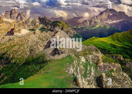 Pinnacoli del Monte Pelmo, del Civetta e delle Dolomiti in sudtirolo nei pressi di Cortina d'Ampezzo Foto Stock