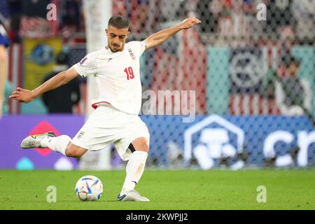 Doha, Qatar. 29th Nov 2022. Calcio: Coppa del mondo, Iran - USA, turno preliminare, Gruppo B, Giornata 3, Al-Thumama Stadium, Majid Hosseini dell'Iran gioca la palla. Credit: Christian Charisius/dpa/Alamy Live News Foto Stock