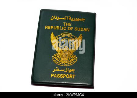 Il passaporto della Repubblica del Sudan con un falco dorato al centro della copertina, focus selettivo dell'identità sudanese del passaporto di uso del Sudan del Nord Foto Stock