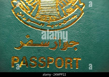 Il passaporto della Repubblica del Sudan con un falco dorato al centro della copertina, focus selettivo dell'identità sudanese del passaporto di uso del Sudan del Nord Foto Stock