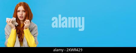 Dizzy, disagio triste redhead donna indossa foulard per riscaldarsi, prendere freddo, starnuti e avente naso che cola, utilizzando igienico, guardando la fotocamera con stanco Foto Stock