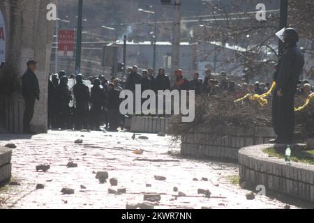 07.02.2014., Sarajevo, BiH - i manifestanti hanno acceso una parte dell'edificio della presidenza nella capitale bosniaca di Sarajevo, il terzo giorno di disordini sulla disoccupazione e sulle interzie politiche. I manifestanti avevano distrutto le finestre e gettato un bagliore negli sforzi della polizia edilizia per disperderle con cannoni ad acqua. Almeno 150 persone sono state ferite in scontri. In precedenza, la polizia aveva sparato proiettili di gomma e granate stordenti per disperdere centinaia di manifestanti nella capitale, a seguito della violenza di giovedì, che ha causato più di 130 feriti. Foto: HaloPix/PIXSELL Foto Stock