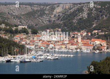 16.03.2014., Skradin, Croazia - Skradin è probabilmente la città più piccola del mondo con una storia così ricca. La cittadina di Skradin era, un tempo o l'altro, la capitale della provincia romana di Liburnia, il centro della diocesi paleocristiana e la capitale della Croazia e della Bosnia. Tutto questo ha lasciato il segno sulle sue strade e piazze. L'intera città di Skradin rappresenta un monumento culturale protetto. Il nucleo della piccola città è quindi una miniatura destra di stili architettonici differenti: In epoca turca ci erano quattro moschee a Skradin mentre anche il governo veneziano ha lasciato la sua traccia Foto Stock