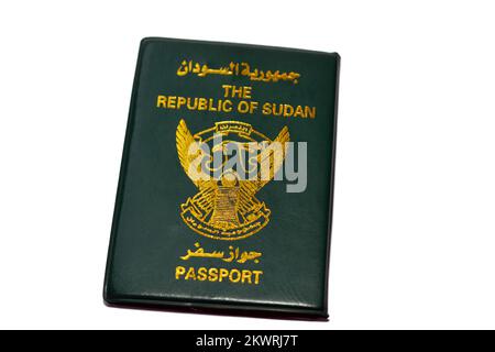 Il passaporto della Repubblica del Sudan con un falco dorato al centro della copertina, focus selettivo dell'identità sudanese del passaporto di uso del Sudan del Nord Foto Stock