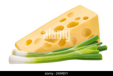 Triangolo di formaggio con cipolla verde isolato su fondo bianco Foto Stock