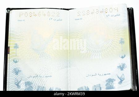 Il passaporto della Repubblica del Sudan con un falco dorato al centro della copertina, focus selettivo dell'identità sudanese del passaporto di uso del Sudan del Nord Foto Stock