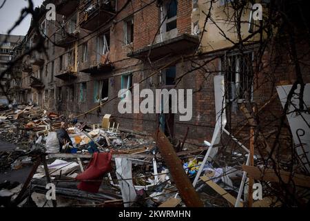 La distruzione, la devastazione, i danni. 25th Nov 2022. Guerra in Ucraina. Il Presidente Volodymyr ZELENSKYJ visita la regione intorno a Kyiv il 25 novembre 2022. Ispezione della distruzione, della devastazione, dei danni. Edifici distrutti, case, viaggio di lavoro del presidente dell'Ucraina nella regione di Kyiv credito: L'Ufficio Presidenziale dell'Ucraina via/dpa/Alamy Live News Foto Stock