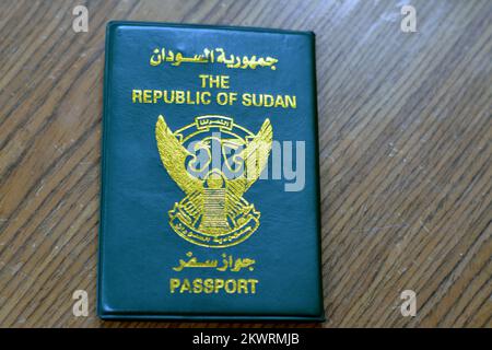 Il passaporto della Repubblica del Sudan con un falco dorato al centro della copertina, focus selettivo dell'identità sudanese del passaporto di uso del Sudan del Nord Foto Stock