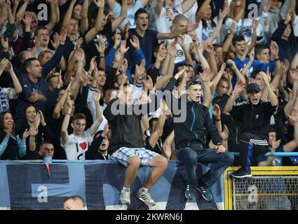 Armada, tifosi di HNK Rijeka durante la partita Europa League Group G tra HNK Rijeka e Sevilla FC allo stadio Kantrida. Foto Stock