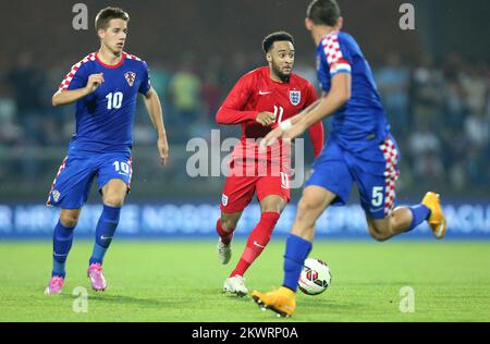 Mario Pasalic in Croazia e Nathan Redmond in Inghilterra combattono per la palla Foto Stock