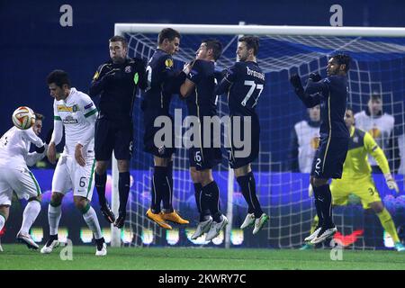 Domagoj Antolic di Dinamo, Marko Pjaca, Arijan Ademi, Marcelo Brozovic, El Arbi Hillal Soudani saltano nel muro Foto Stock