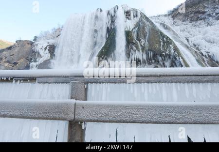01.01.2015., Croazia, Knin - a causa delle temperature estremamente basse durante la notte ha colpito la Croazia, e una cascata attraente Krcic situato dietro la parte più grande di Knin è congelato. Le cascate di Krcica si trovano a 22 metri di altezza nella parte nord dei campi di Knin, che i fiumi Krcic cadono a Krk. Lo chiamano anche e Veliki Buk Buk e Topoljski buk Foto: Hrvoje Jelavic/PIXSELL Foto Stock