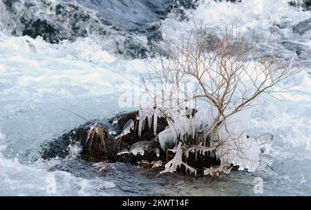 01.01.2015., Croazia, Knin - a causa delle temperature estremamente basse durante la notte ha colpito la Croazia, e una cascata attraente Krcic situato dietro la parte più grande di Knin è congelato. Le cascate di Krcica si trovano a 22 metri di altezza nella parte nord dei campi di Knin, che i fiumi Krcic cadono a Krk. Lo chiamano anche e Veliki Buk Buk e Topoljski buk Foto: Hrvoje Jelavic/PIXSELL Foto Stock
