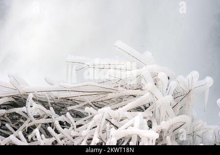 01.01.2015., Croazia, Knin - a causa delle temperature estremamente basse durante la notte ha colpito la Croazia, e una cascata attraente Krcic situato dietro la parte più grande di Knin è congelato. Le cascate di Krcica si trovano a 22 metri di altezza nella parte nord dei campi di Knin, che i fiumi Krcic cadono a Krk. Lo chiamano anche e Veliki Buk Buk e Topoljski buk Foto: Hrvoje Jelavic/PIXSELL Foto Stock