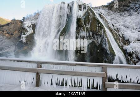 01.01.2015., Croazia, Knin - a causa delle temperature estremamente basse durante la notte ha colpito la Croazia, e una cascata attraente Krcic situato dietro la parte più grande di Knin è congelato. Le cascate di Krcica si trovano a 22 metri di altezza nella parte nord dei campi di Knin, che i fiumi Krcic cadono a Krk. Lo chiamano anche e Veliki Buk Buk e Topoljski buk Foto: Hrvoje Jelavic/PIXSELL Foto Stock