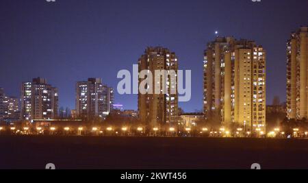 13.01.2015., Croazia, Zagabria - Vista notturna della città di Zagabria, la vista dal ponte Sava su Cvjetno naselje. Foto: Marko Prpic/PIXSELL Foto Stock