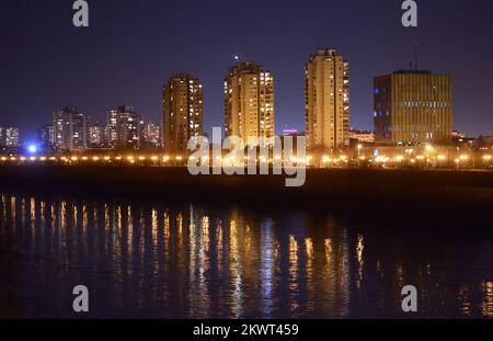 13.01.2015., Croazia, Zagabria - Vista notturna della città di Zagabria, la vista dal ponte Sava su Cvjetno naselje. Foto: Marko Prpic/PIXSELL Foto Stock