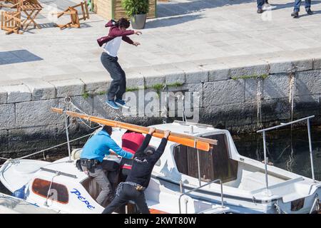 Shah Rukh Khan sta girando una scena del suo nuovo film Fan nella città vecchia di Dubrovnik, Croazia il 19 marzo 2015. Shah Rukh Khan è il più famoso attore di Bollywod e secondo nel più alto attori pagati nella lista del mondo. Foto Stock