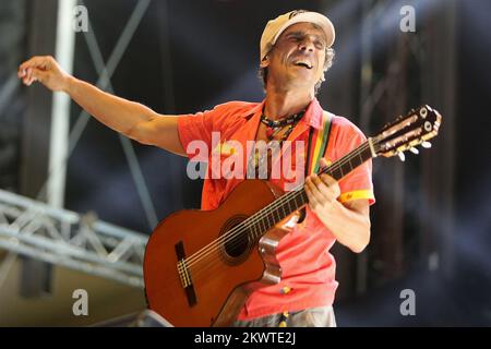 Manu Chao la Ventura si esibisce sul palco al Festival di uscita 2015 presso la Fortezza di Petrovaradin, nella città di Novi Sad, Serbia. Foto Stock