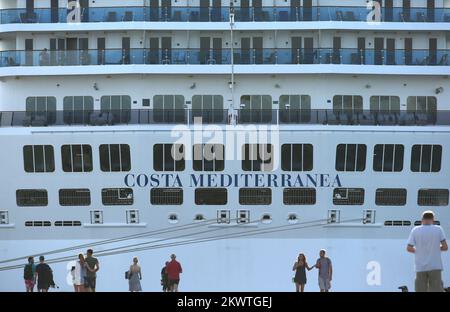 02.08.2015., Spalato, Croazia - Costa Mediterranea è una nave da crociera di classe Spirit gestita dalla linea di crociera Costa Crociere. Ispirata allo stile dei palazzi storici italiani, la Costa Mediterranea rappresenta l'eleganza italiana, elaborata nei suoi dettagli e ricca di opere d'arte Dispone di un totale di 1.057 cabine, di cui 660 con balcone privato e 58 suite tutte con balcone privato. Foto Stock