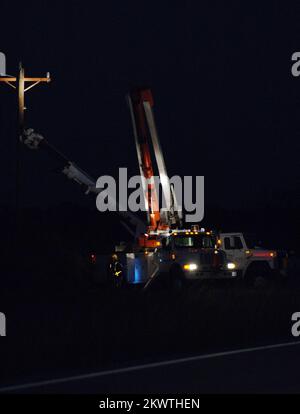 Hurricane Wilma, al di fuori di Belle Glade, FL, 26 ottobre 2005 equipaggi elettrici lavorano per la sera per cercare di ripristinare l'energia in aree senza elettricità a causa dell'uragano Wilma.. Fotografie relative a disastri e programmi, attività e funzionari di gestione delle emergenze Foto Stock