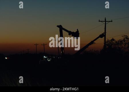 Hurricane Wilma, al di fuori di Belle Glade, FL, 26 ottobre 3005 gli equipaggi elettrici lavorano in serata per cercare di ripristinare l'alimentazione nelle aree senza alimentazione a causa dell'uragano Wilma. Fotografie relative a disastri e programmi, attività e funzionari di gestione delle emergenze Foto Stock