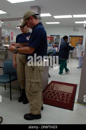 Hurricane Wilma, Belle Glade, FL, 26 ottobre 2005 membri del FEMA Disaster Medical Assistance Team, Oklahoma One, assistono lo staff del Glades General Hospital. L'uragano Wilma, il quinto grande uragano della stagione, è venuto attraverso questa zona. Fotografie relative a disastri e programmi, attività e funzionari di gestione delle emergenze Foto Stock