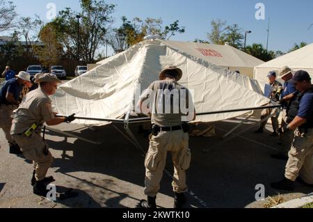 Hurricane Wilma, Plantation, FL, 27 ottobre 2005 i membri del team di assistenza medica per le catastrofi FEMA hanno creato tende che saranno utilizzate come base per le operazioni di visita dei pazienti al Westside Regional Medical Center. Il team DMAT è qui per aiutare l'aumento dei pazienti al pronto soccorso a causa dell'uragano Wilma. Fotografie relative a disastri e programmi, attività e funzionari di gestione delle emergenze Foto Stock